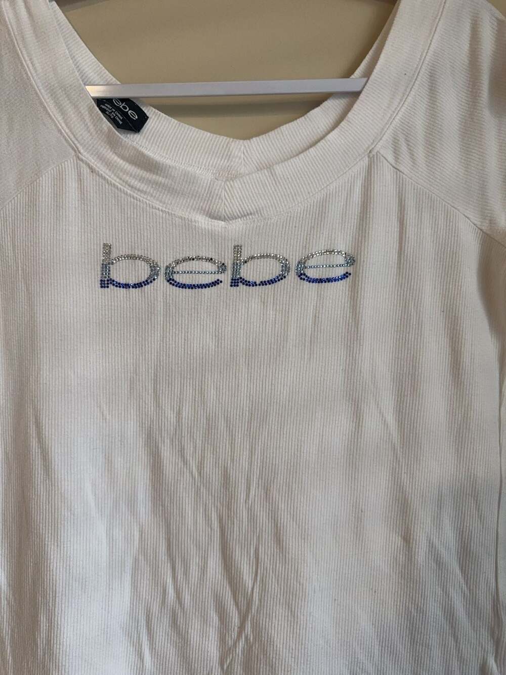 Bebe White Ribbed Rhinestone Logo V-Neck T-Shirt Size XL - Picture 2 of 6
